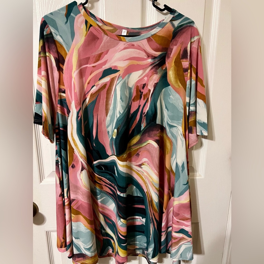 Gorgeous Curvy House Brand Top NWOT